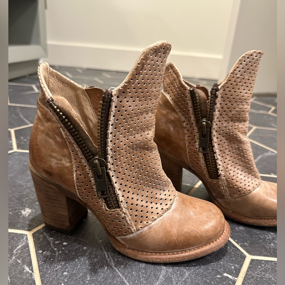 *RARE* Freebird Bowie Tan Ankle Boots 7